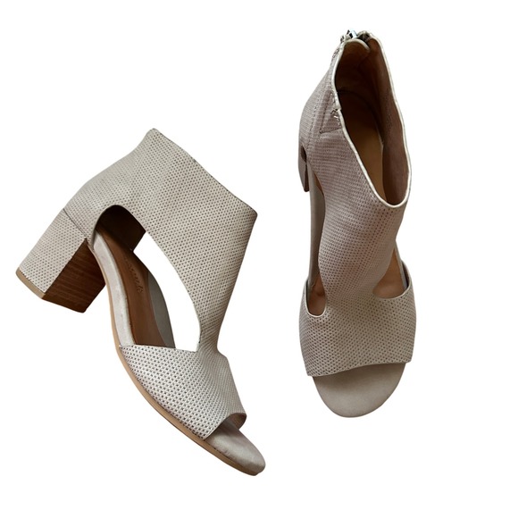 gentle souls Shoes - Gentle Souls Kenneth Cole‎ Sandal Heels Size 9M Beige Leather Charlene 2